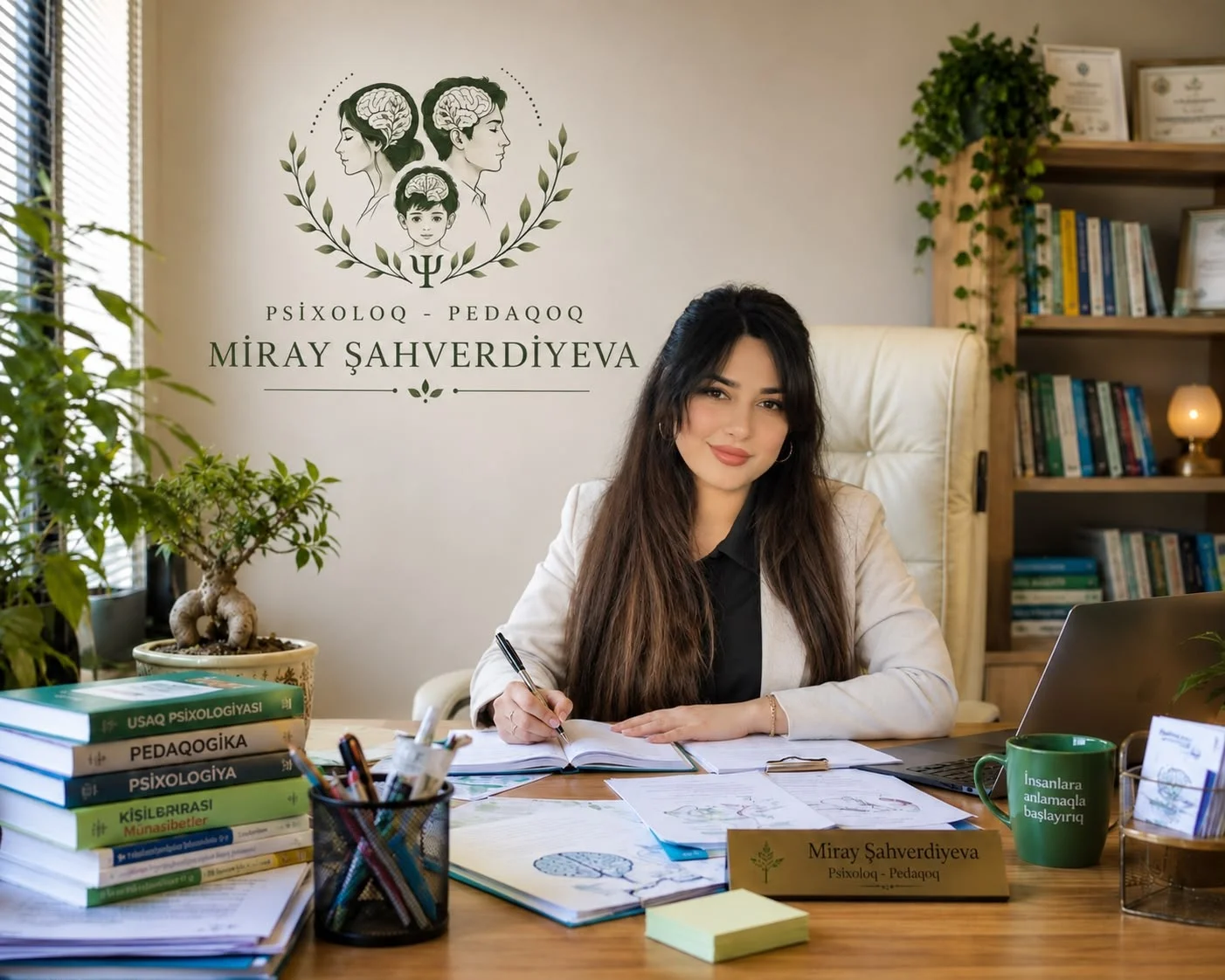 Psixoloq-pedaqoq Miray Şahverdiyeva iş kabinetində