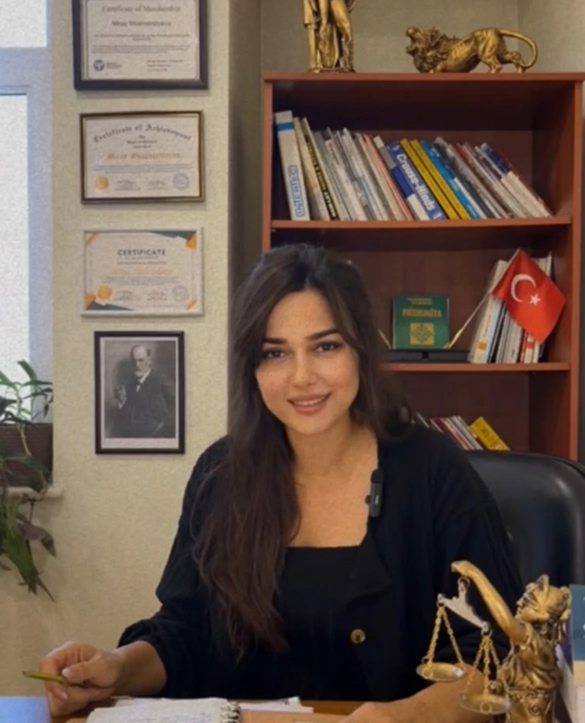 Miray Şahverdiyeva kabinetində — arxada sertifikatlar və kitab rəfi